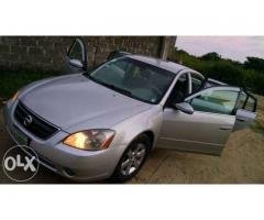 clean nissan altima 2002 going for  700,000