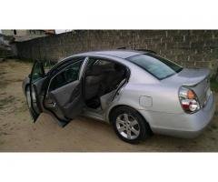 clean nissan altima 2002 going for  700,000