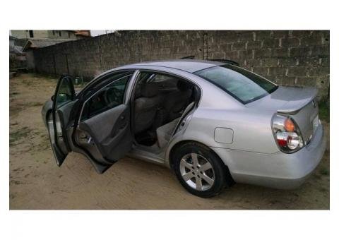 Sharp nissan altima 2002, going for 650k, call 07062764235